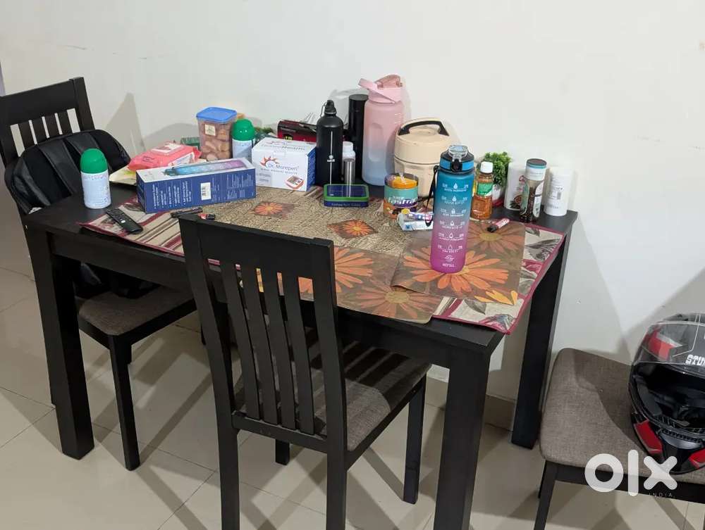 Home centre dining table