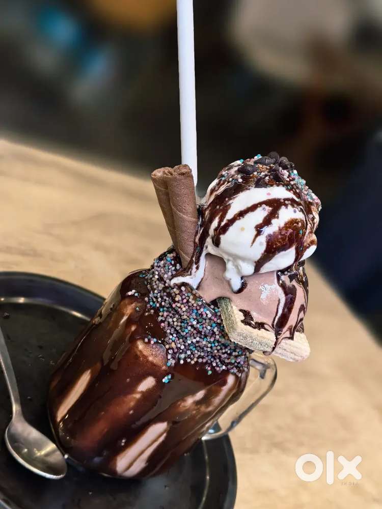 Cleaning staff and service staff required for restaurant