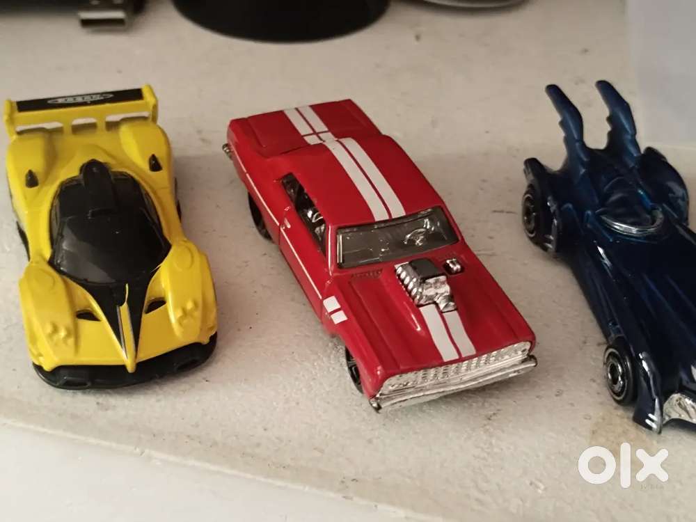 Hot wheels pack of (5)