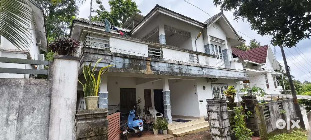 Urgent sale, vallakkunnu near Irinjalakkuda railway, NH 7