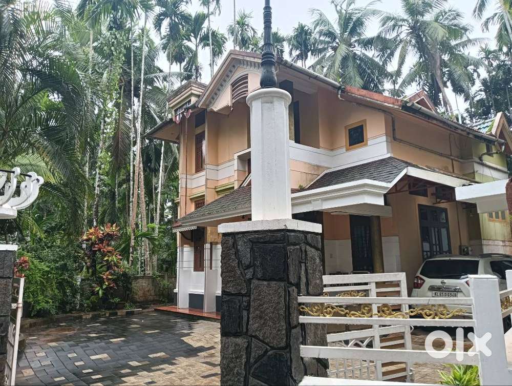 4BHK well maintained Villa one kilometer from Aikkarappadi junction