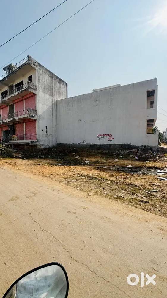 10×30 ki 5 shop , simented road pe khulti hui