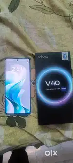 Vivo v 40 . 8 gb 128 storage.  With warranty 7 month