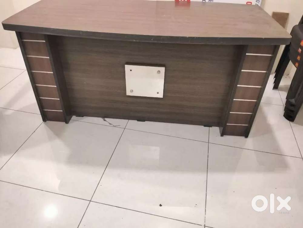 5' x 2.5' Engineer Wood office table