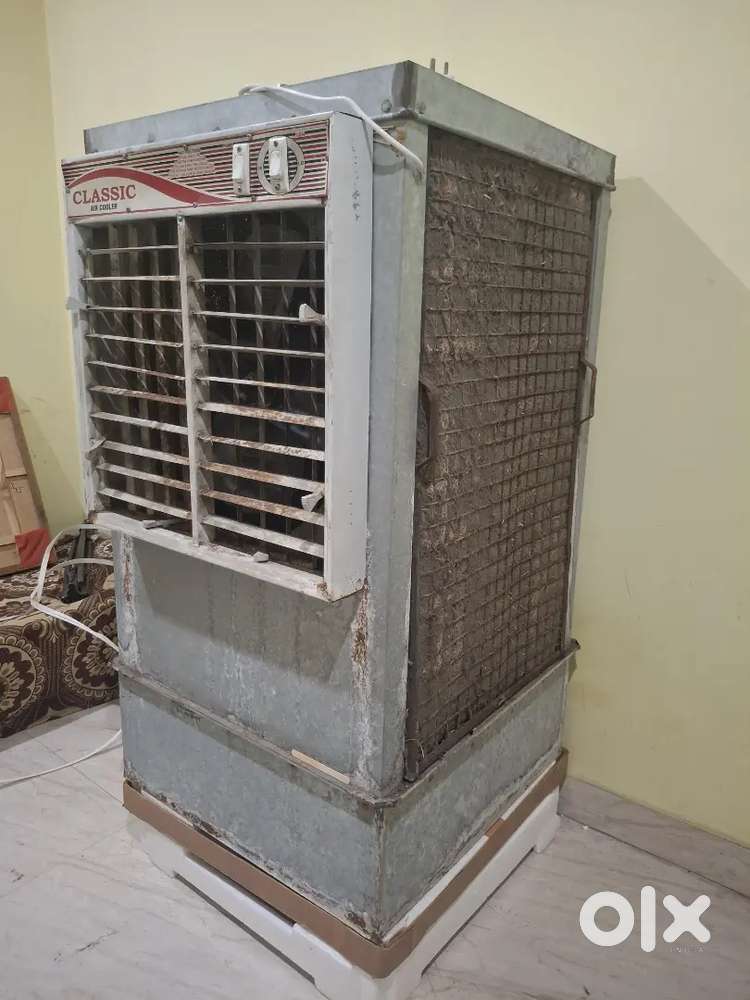 Cooler Cooler only 1 years before purchase 2 month use