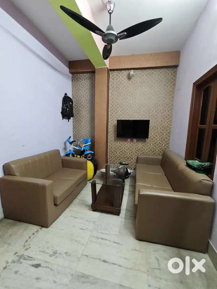 5 sitter sofa and 1 tee table like a new