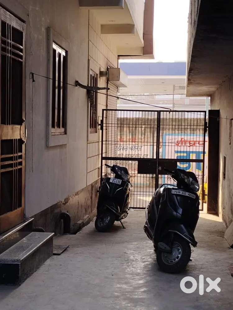 २ room set ph g petrol pump k bilkul pasd