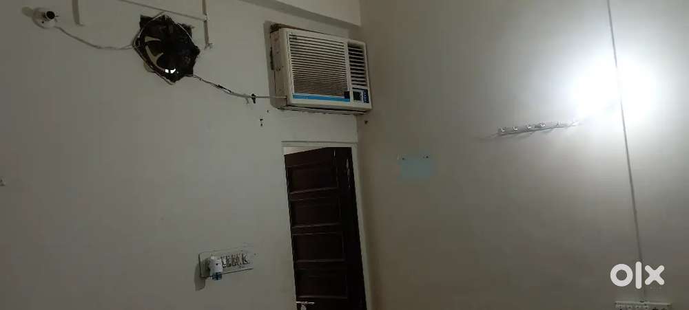 Full building on rent running  pg on main road in maansarovar