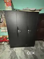 3 door almirah Matt balck in very good condition