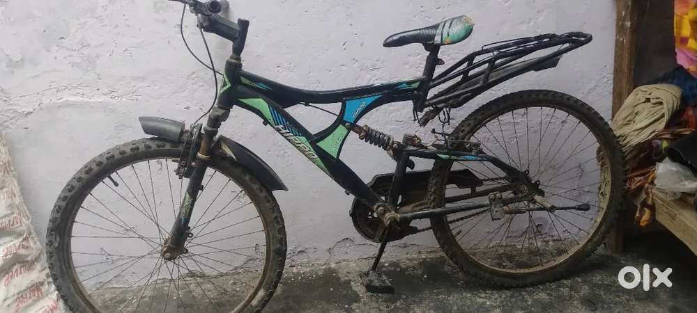 Soccer cycle single hand