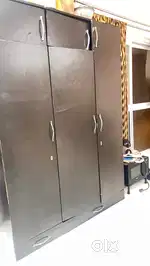 3 door Huge wardrobe In Undri