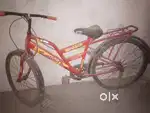 लाल रंग में स्ट्रीटहॉक बच्चों की साइकिल