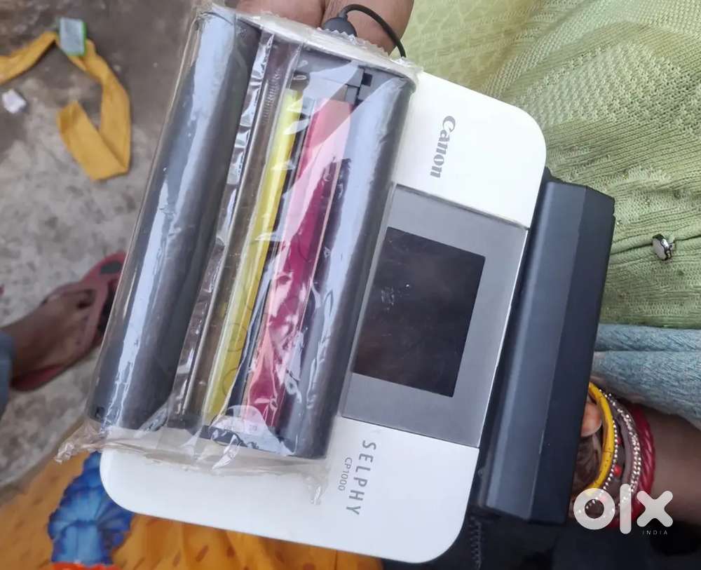  SELPHY CP1000 compact photo printer. 