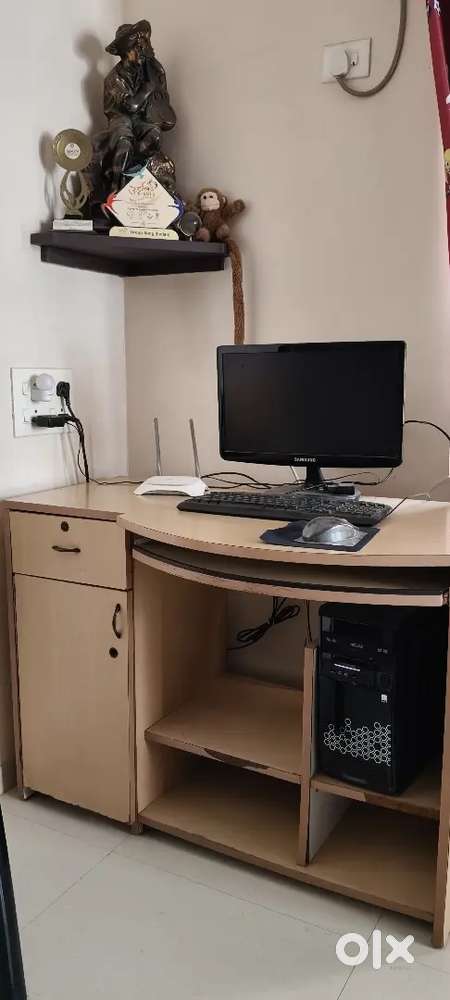 DESTOP - IUQCRJV Compter with its table