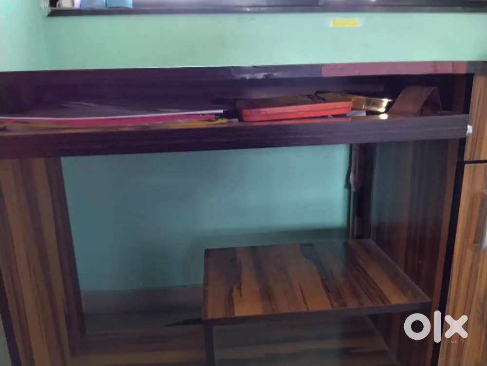 Wooden computer study tar