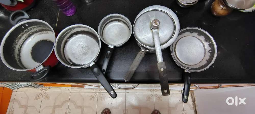 Four utensils and one cooker with lid