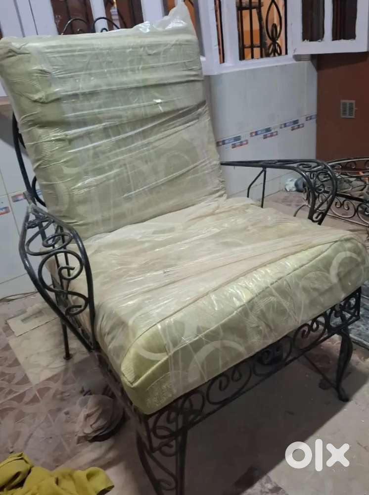 5 seater Metal Sofa and teapoy