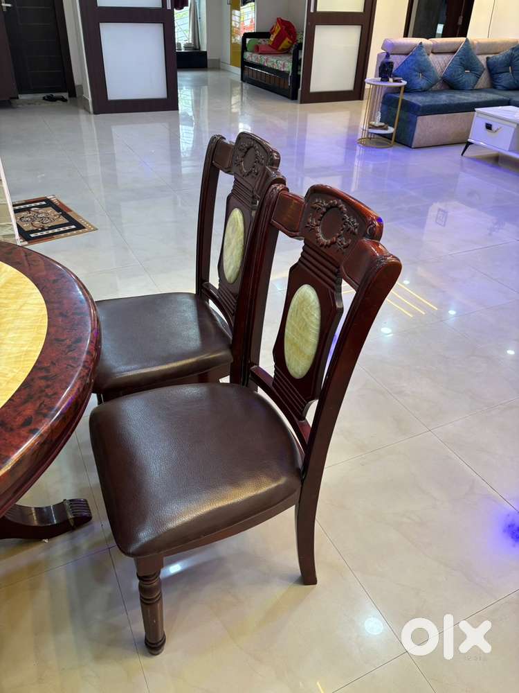 Six seater round Dinning table made of imported marble