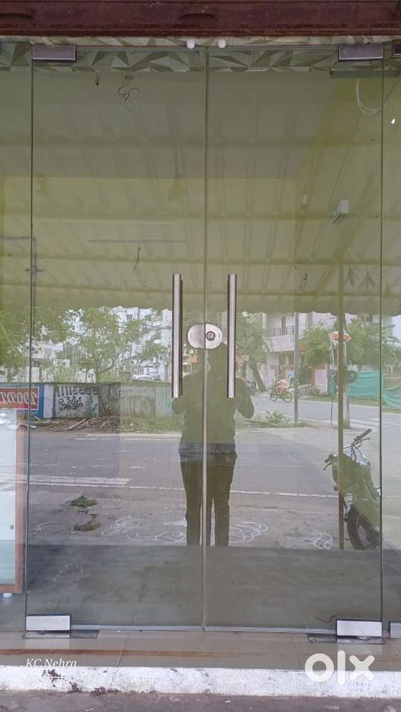 Cash counter and teplonglass