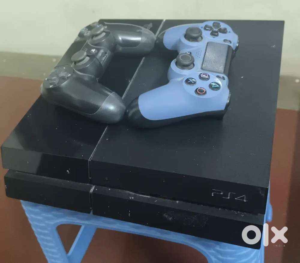 Ps4 with two controllers