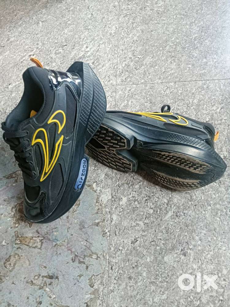 Branding:the shoe has island MODEL MARKING :the mid sole hasNZOOM