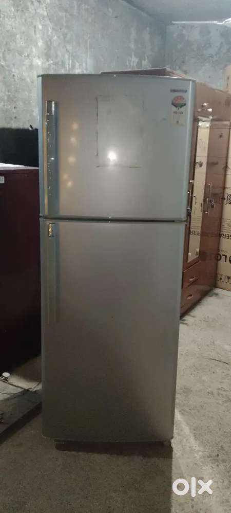 Double door refrigerator