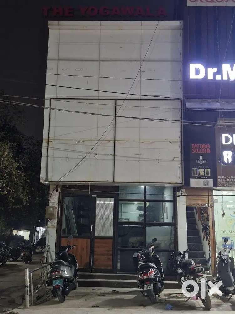 Commericial Shop of 700 SqFt with 12' Front for Rent.