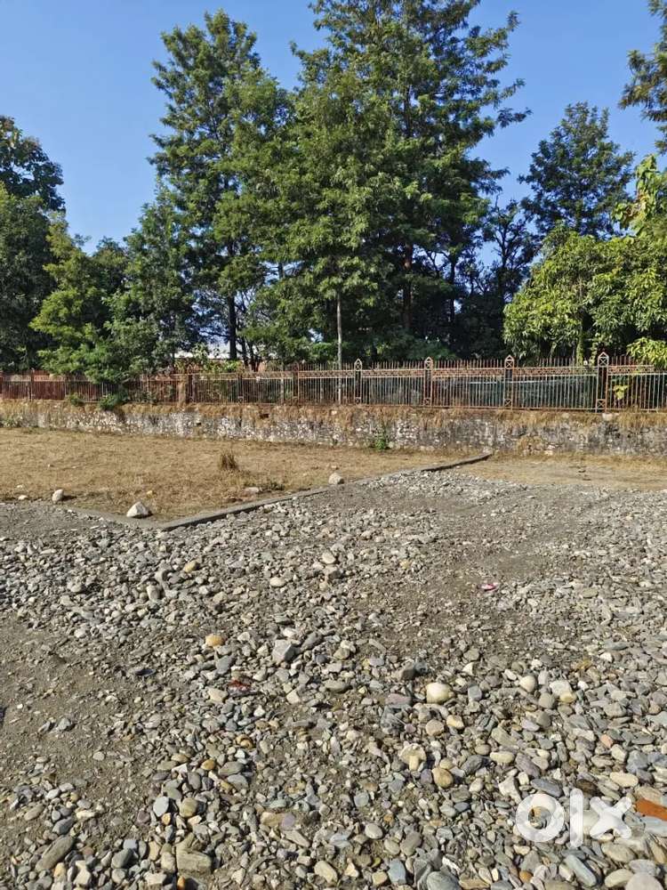 घर बनाने के लिए प्लॉट उपलब्ध है में रोड से 50 मीटर की दूरी पर