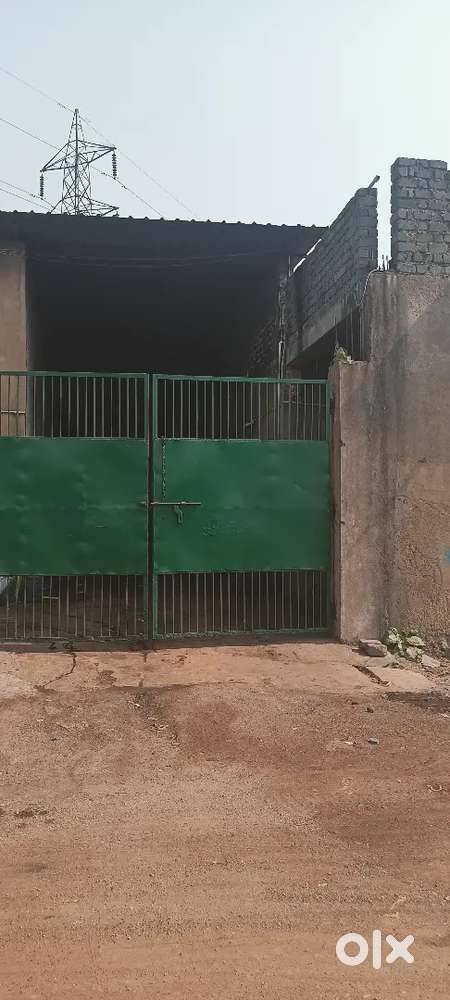 Godown bechna hai ravabata banpuri near Harish petrol pump.