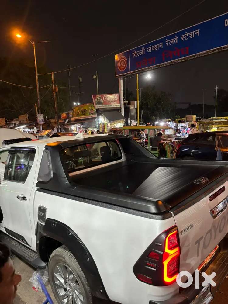 Toyota Hilux manual shutter and roll bar