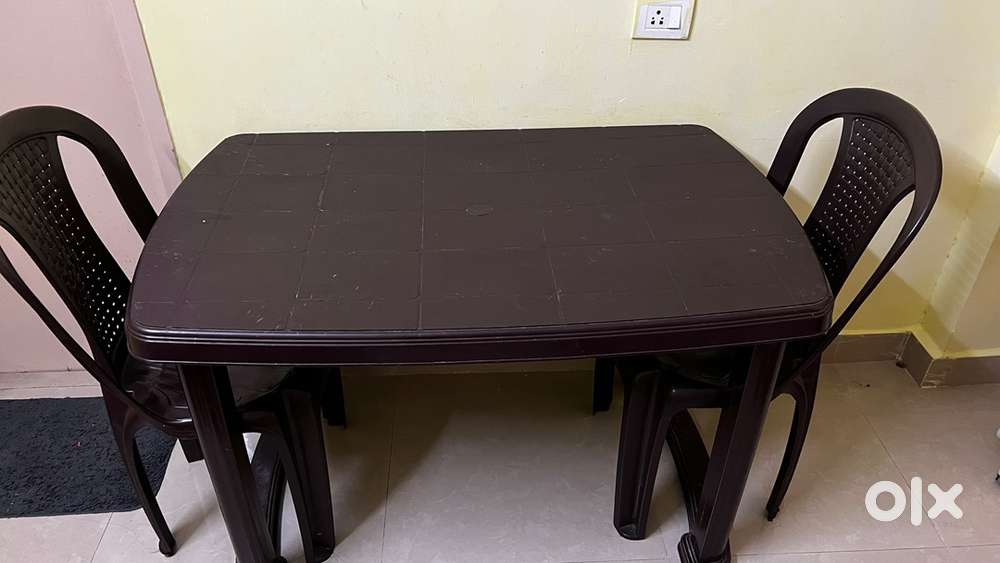 Used Plastic table with 3 chairs