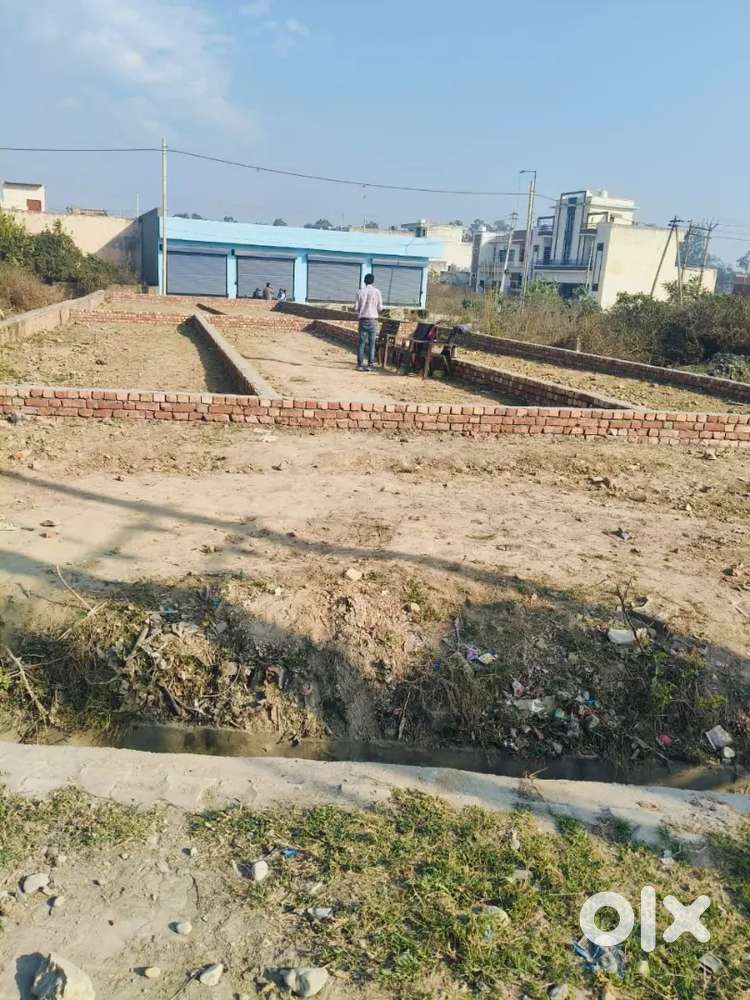 Bhai ye do jagah ek me double side road lga hua ha isme ek bjar me ha