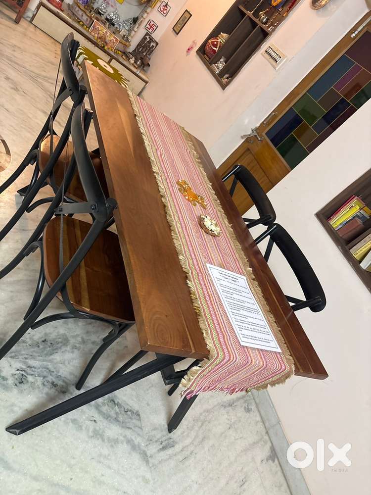 A handicraft dainig table