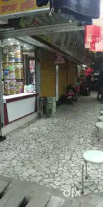 P.road Raj ratan k samne andr road pe 3 dukaan kiraaye pe khali hain .