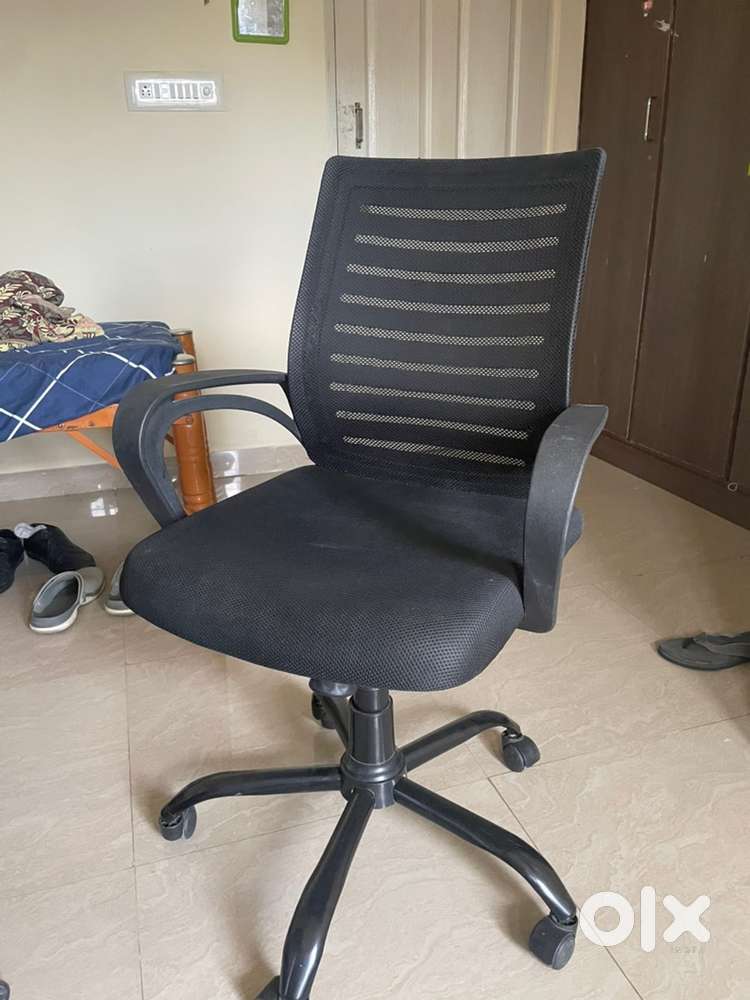 Selling chair and Table (for monitor & keyboard)  for 4500