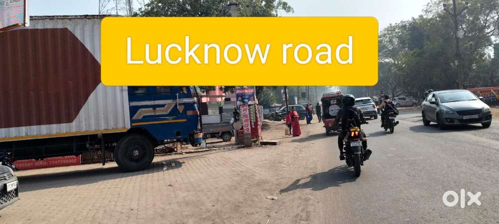 30 feet wide road pe plots availabe hai