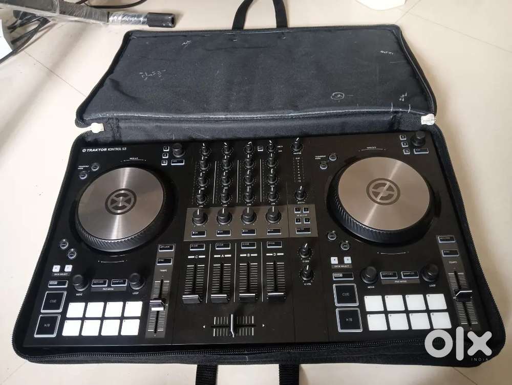 TRAKTOR S3 DJ 4 channel controller