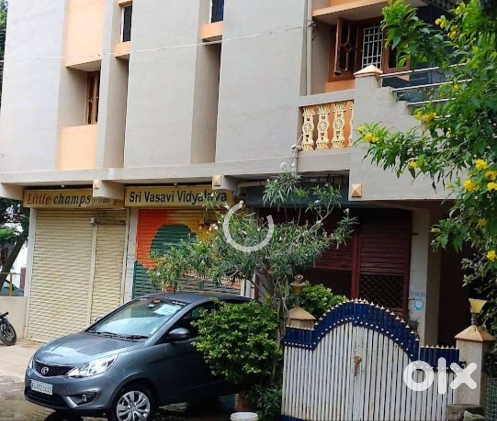 Building with 2200 sq ft with bath, toilet, parking facilities. Office