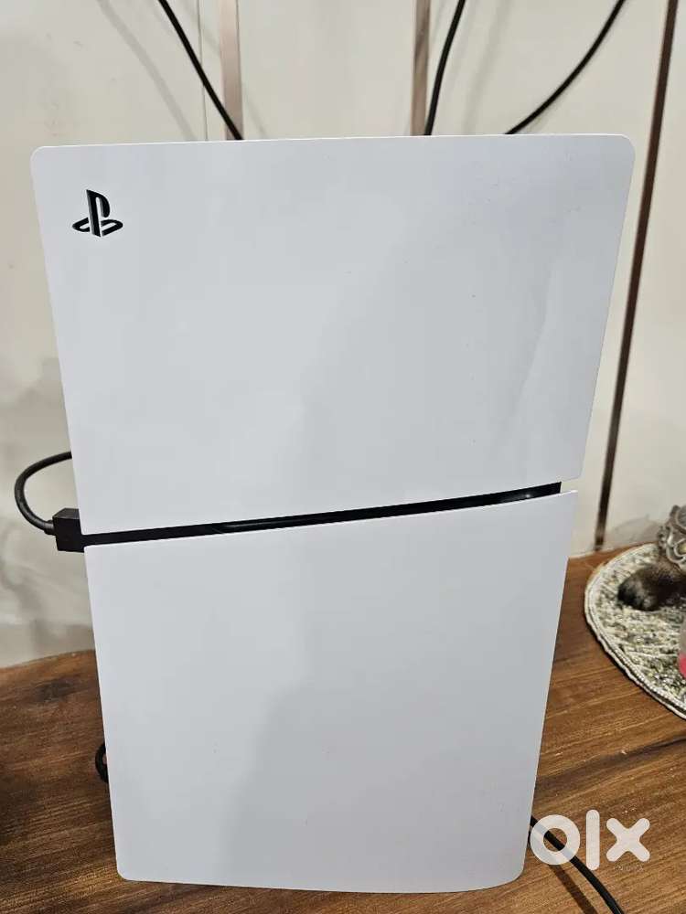 Selling PS5 slim disc 7 months old