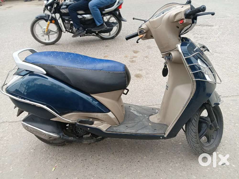 Scooter bike old tvs Jupiter Bettery wali Leni he