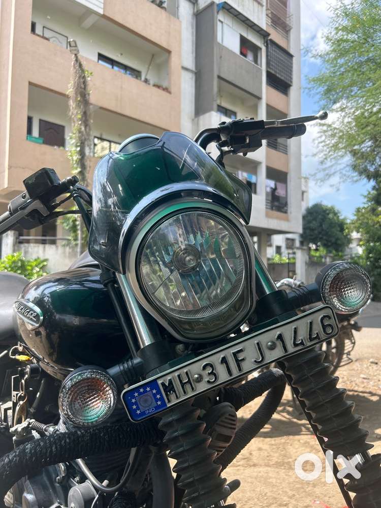 Bajaj Avenger 180 street