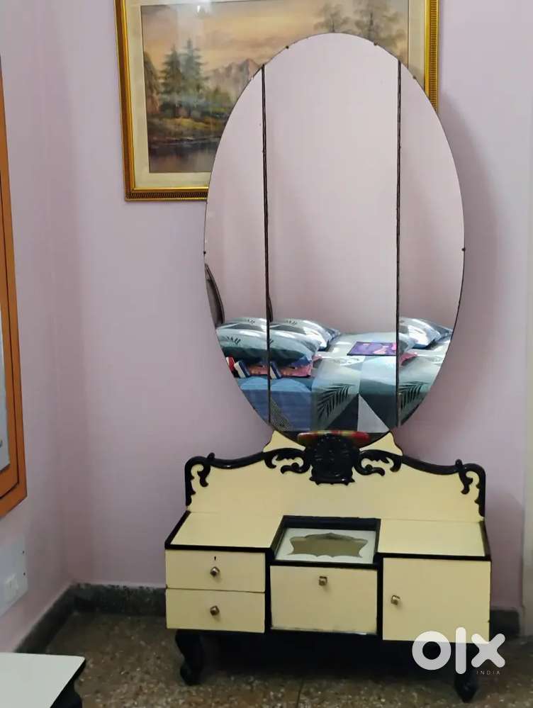 Oval shape dressing table
