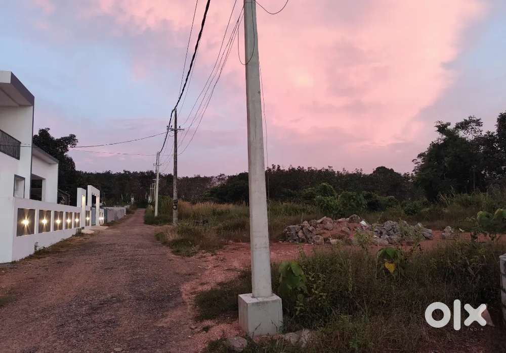 11 cents of land in a gated colony, 6 meters inner roads.