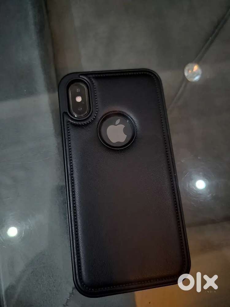 I. PHONE XS.   With two cover and charging cable. New condition.