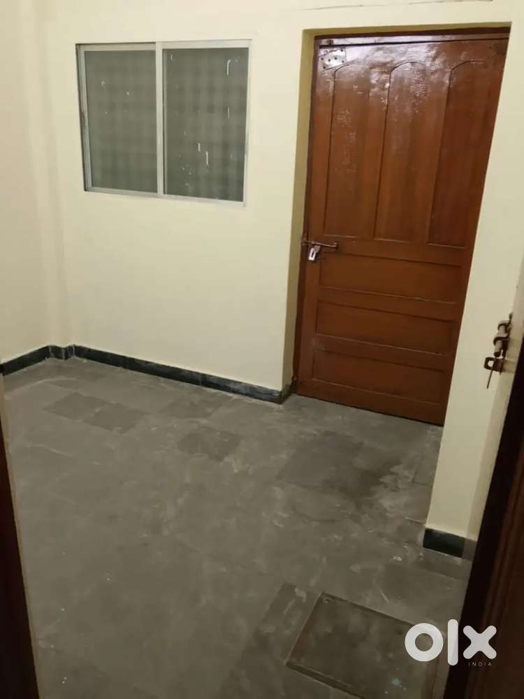 Safe & Spacious 3 BHK Flat for Professionals – Santhosh Nagar Location