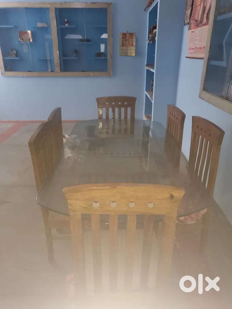 Dining table 6 seater 20000rs sagon ki hai new condition