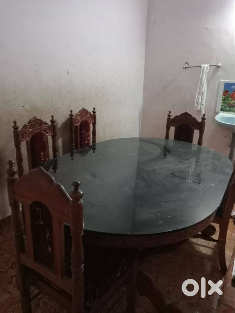 Dining table & chairs