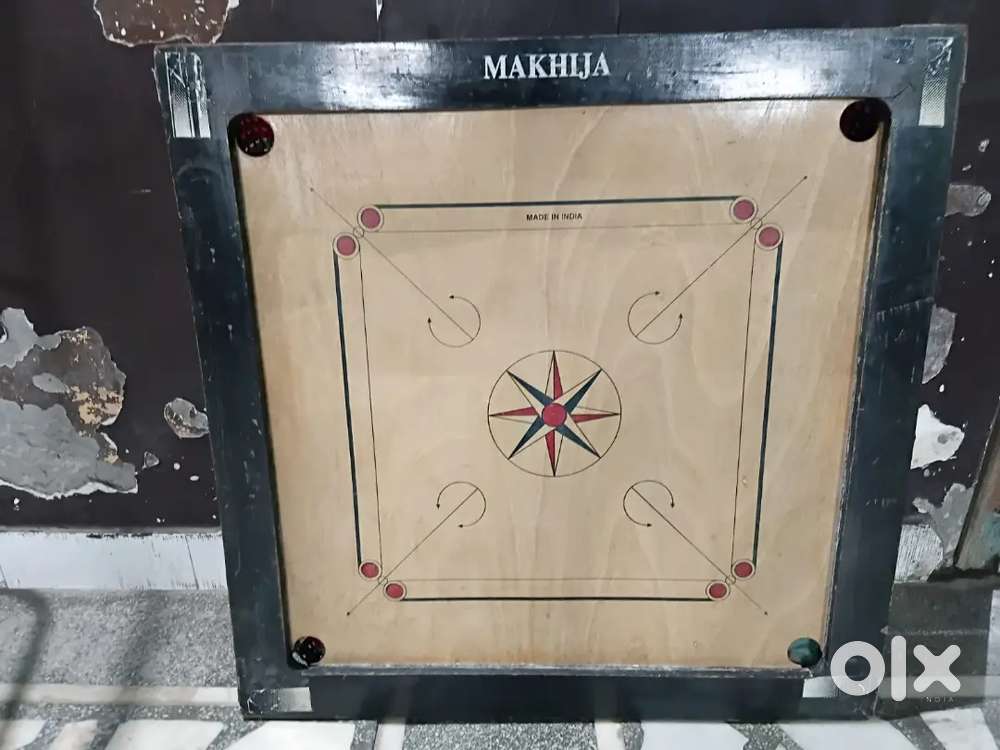 Carrom board