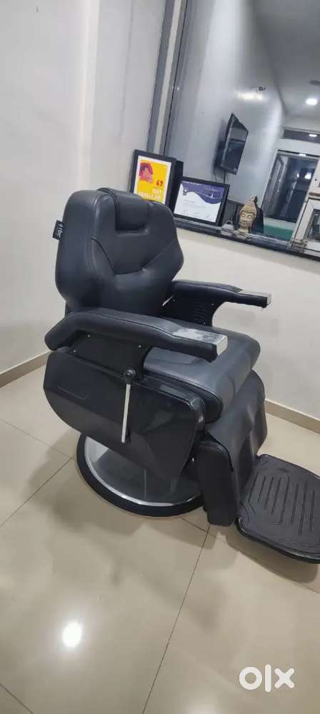 Salon / Barber Chair (Not Used - near New condition!)