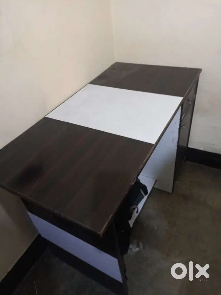 Computer table